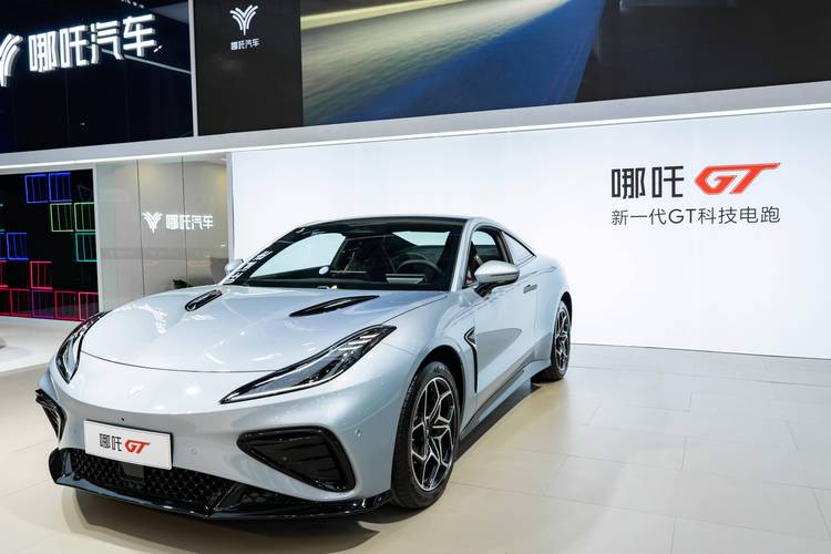 东莞182哪吒汽车在智能汽车领域的表现，领途汽车在新能源汽车市场中的影响力